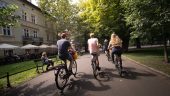 Wheels and chat in a stunning city